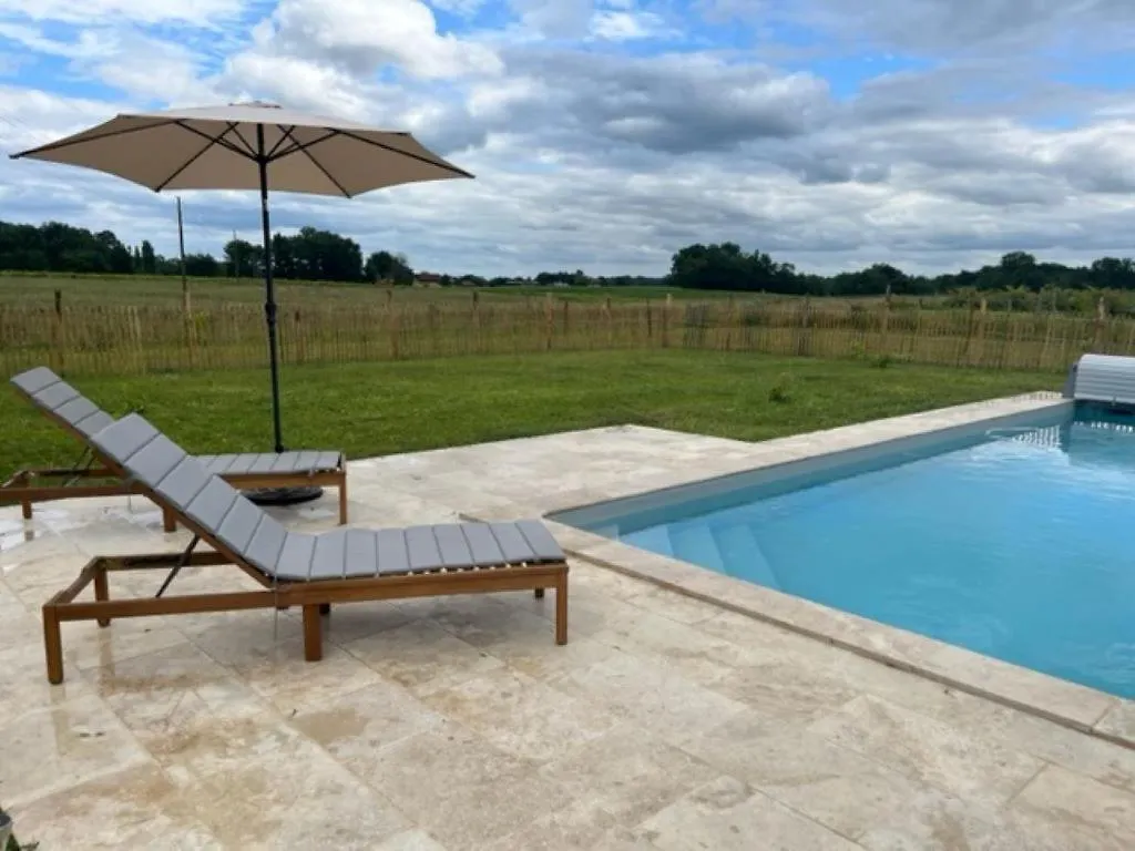 Charmante Petite Maison Avec Piscine Monguilhem
